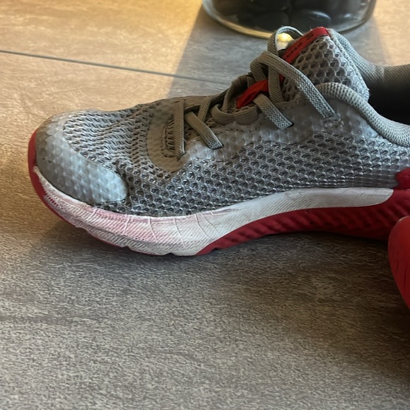 Kids under armour tennis shoes - used see photos for wear - Picture 3 of 8
